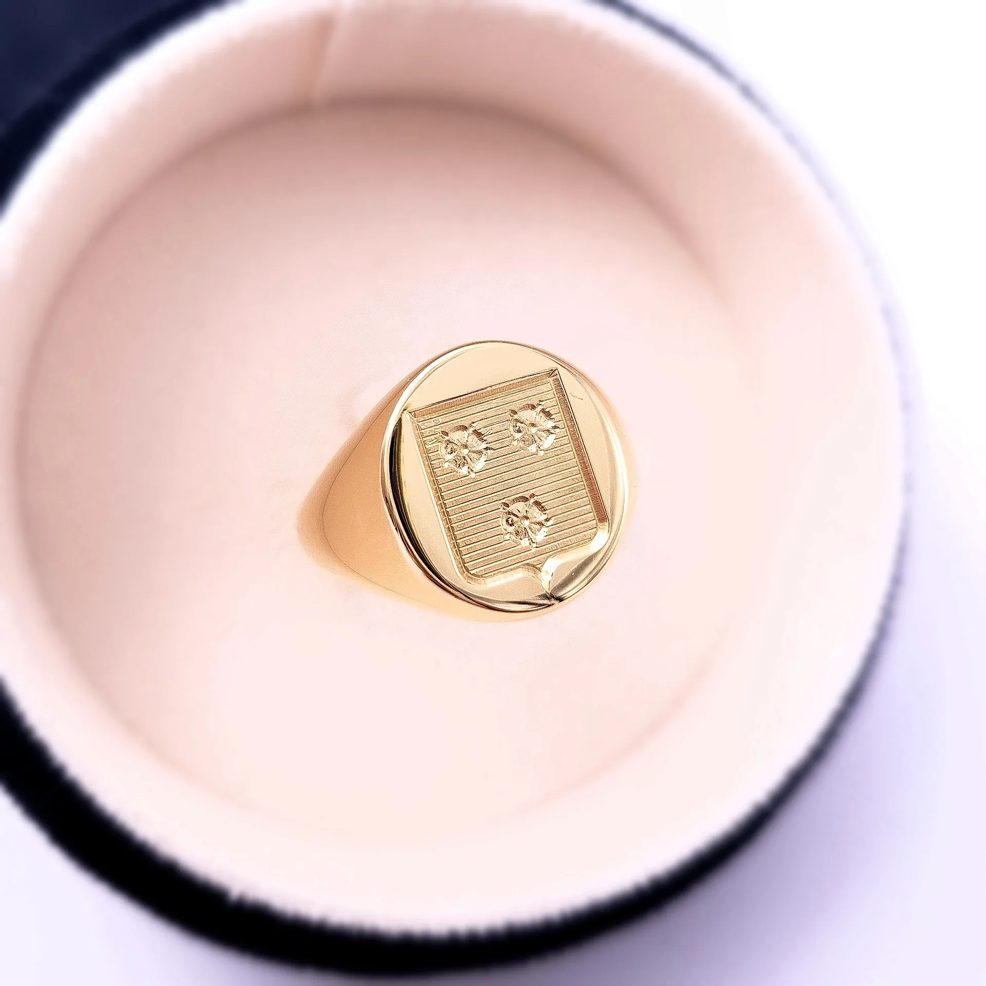 Bague ornée d'une pierre