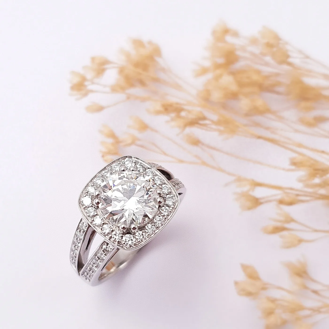 Bague ornée d'une pierre