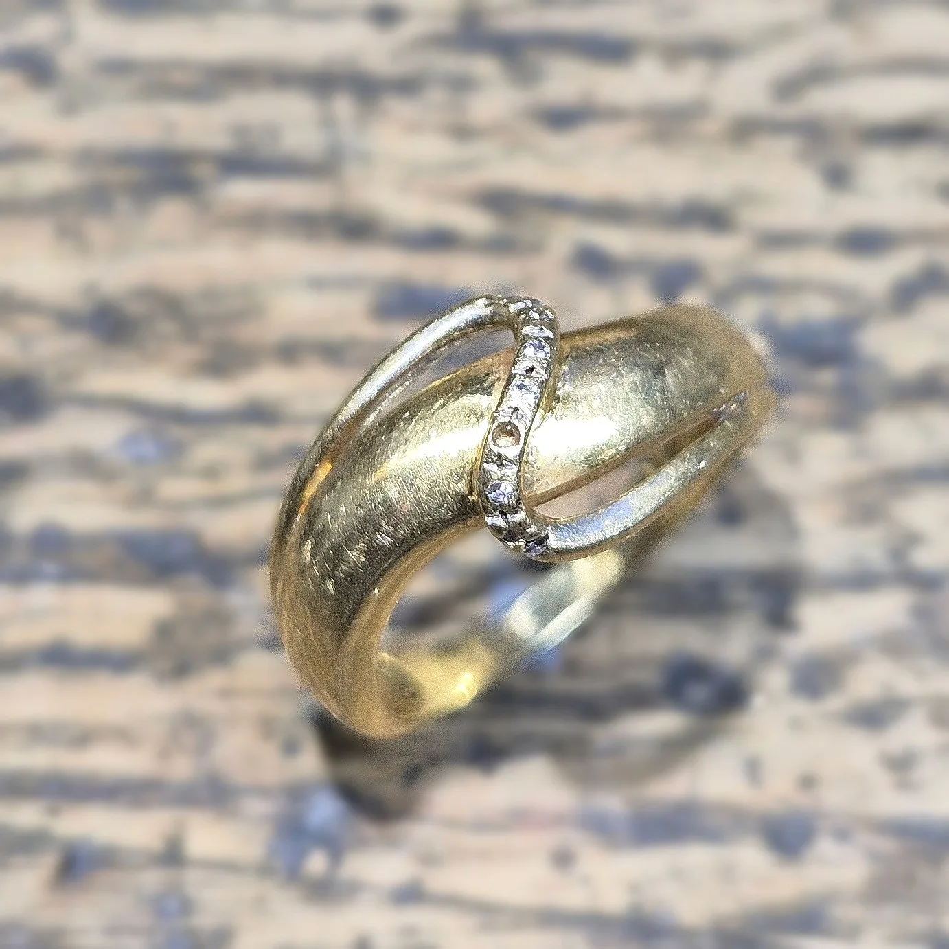 Bague ornée d'une pierre